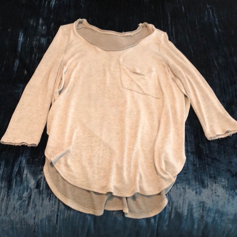 Quarter length grey light shirt with frocket